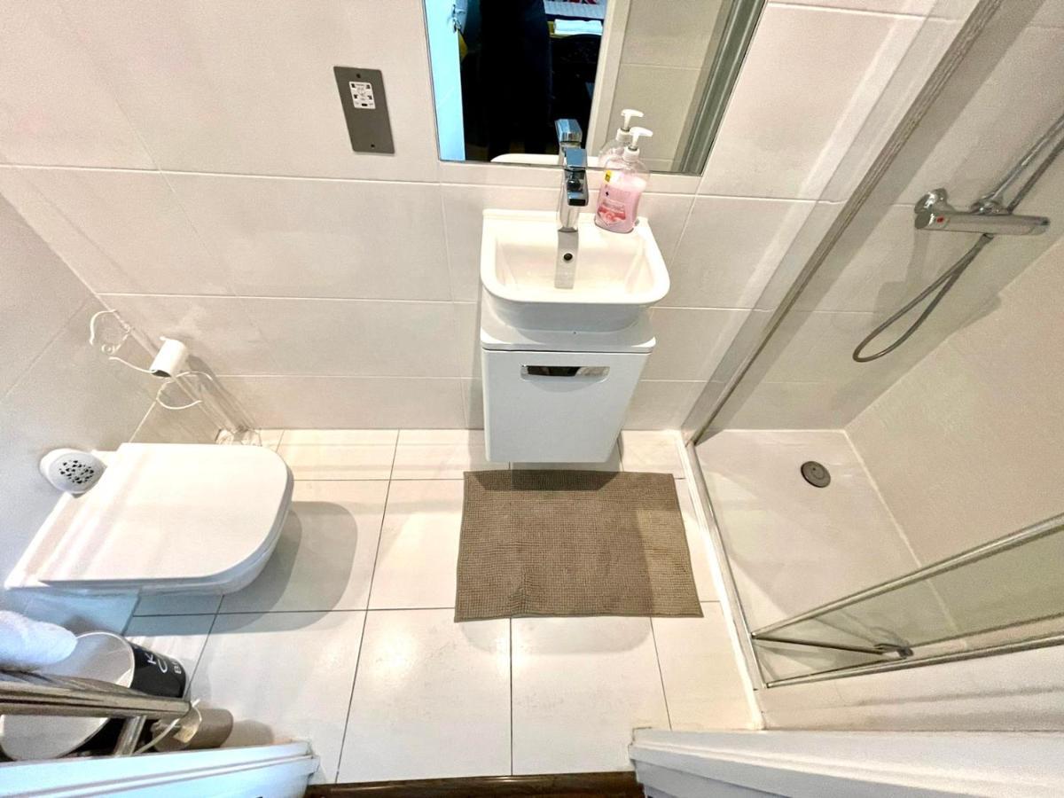 London Stratford Luxury House, 5 Minutes Walk Station, Westfield, 3 Bedrooms 3 Bathrooms, Reception, Garden, Parking Экстерьер фото