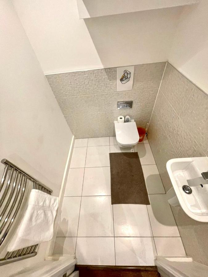 London Stratford Luxury House, 5 Minutes Walk Station, Westfield, 3 Bedrooms 3 Bathrooms, Reception, Garden, Parking Экстерьер фото