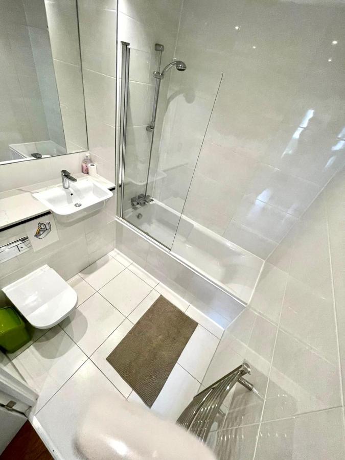 London Stratford Luxury House, 5 Minutes Walk Station, Westfield, 3 Bedrooms 3 Bathrooms, Reception, Garden, Parking Экстерьер фото