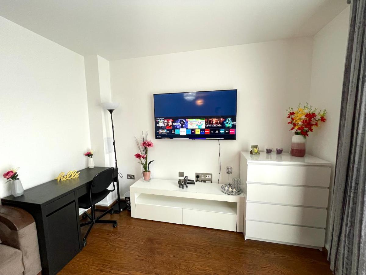 London Stratford Luxury House, 5 Minutes Walk Station, Westfield, 3 Bedrooms 3 Bathrooms, Reception, Garden, Parking Экстерьер фото