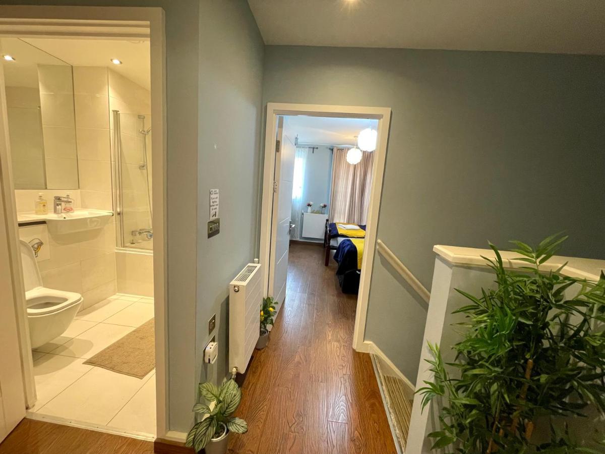 London Stratford Luxury House, 5 Minutes Walk Station, Westfield, 3 Bedrooms 3 Bathrooms, Reception, Garden, Parking Экстерьер фото