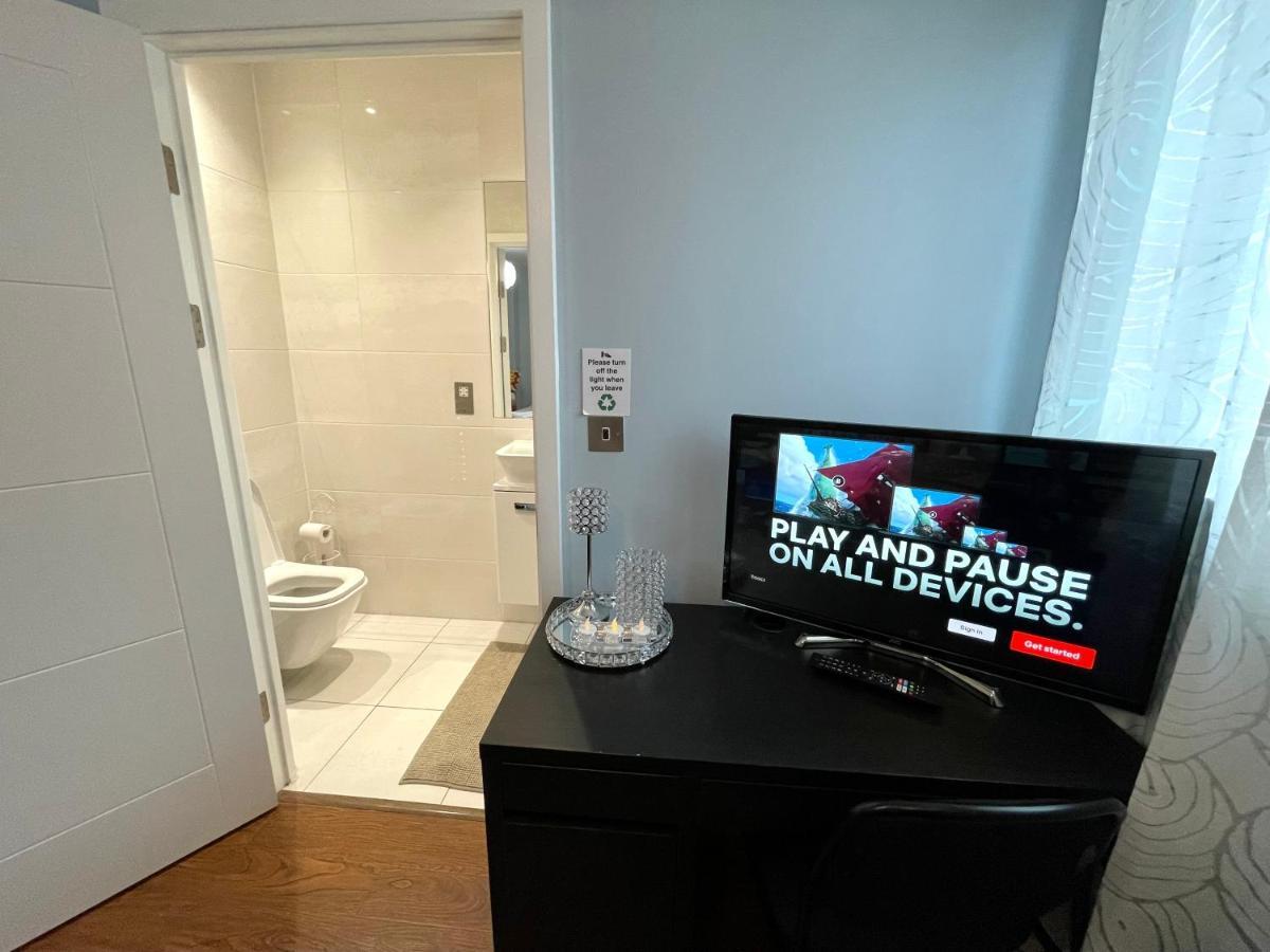 London Stratford Luxury House, 5 Minutes Walk Station, Westfield, 3 Bedrooms 3 Bathrooms, Reception, Garden, Parking Экстерьер фото