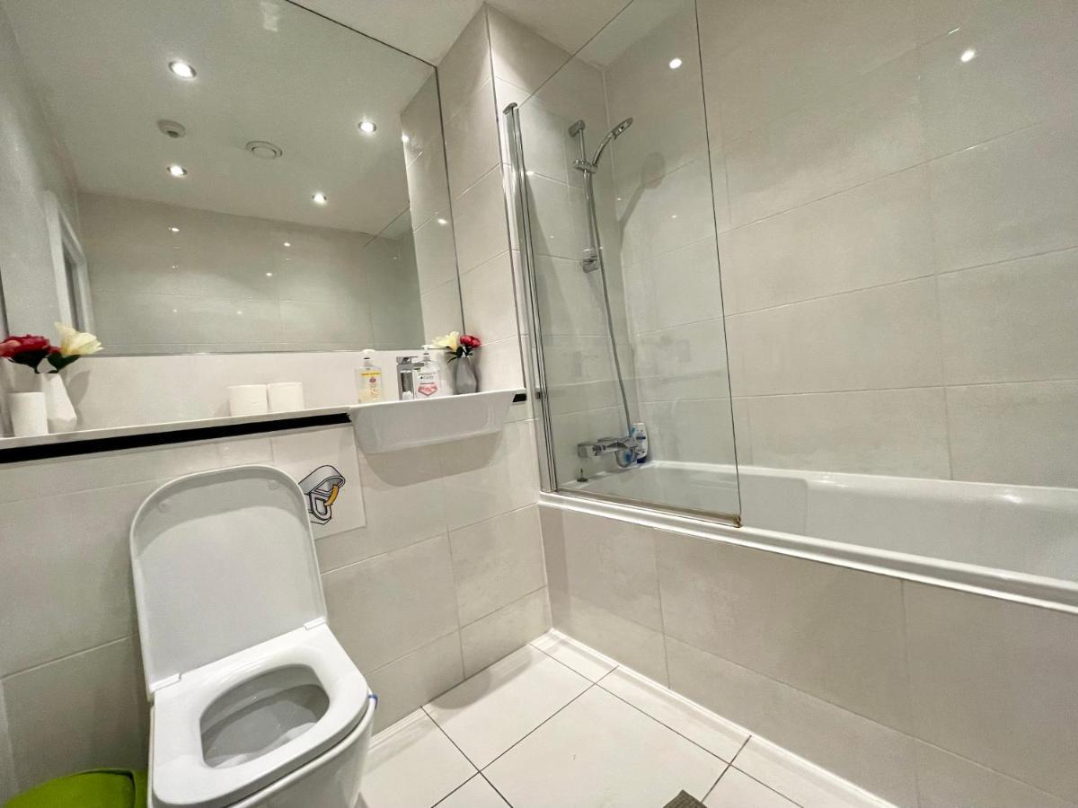 London Stratford Luxury House, 5 Minutes Walk Station, Westfield, 3 Bedrooms 3 Bathrooms, Reception, Garden, Parking Экстерьер фото