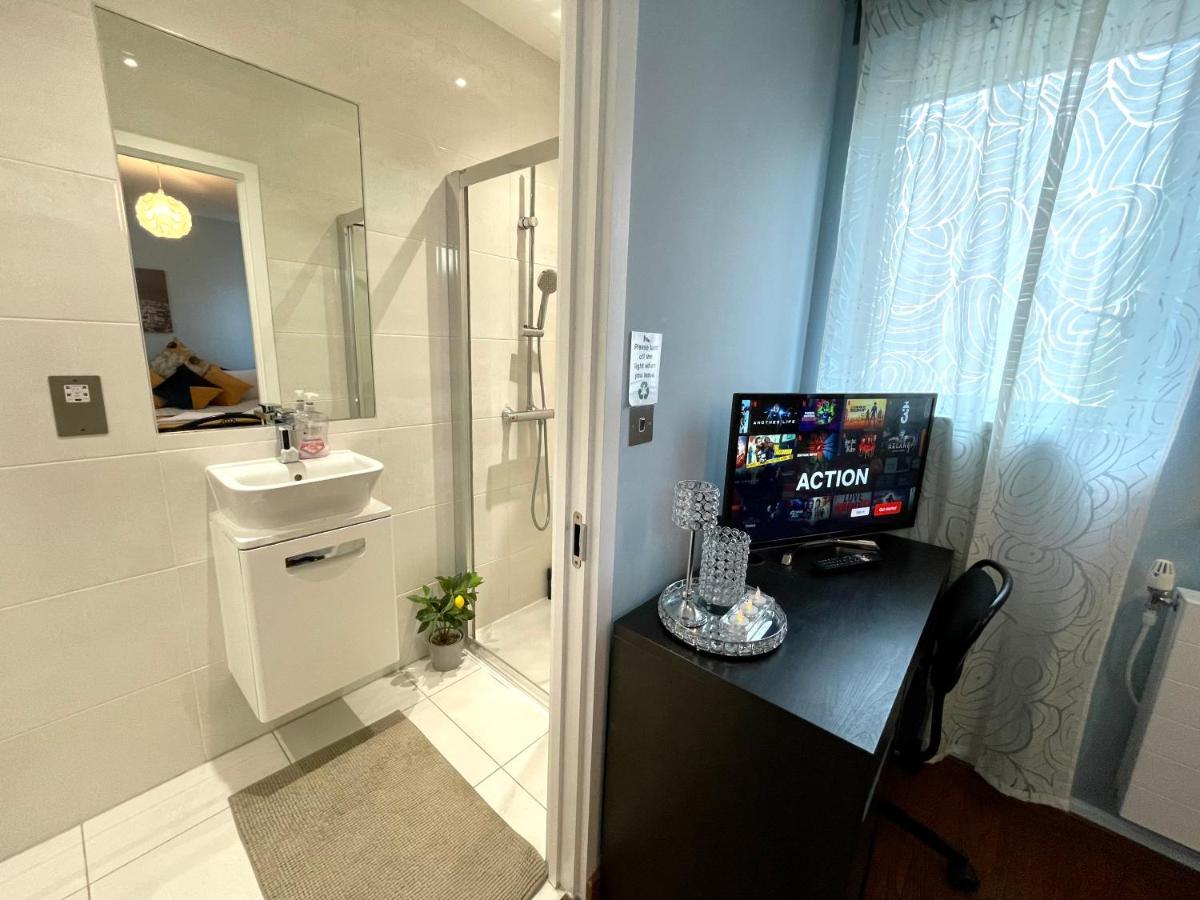 London Stratford Luxury House, 5 Minutes Walk Station, Westfield, 3 Bedrooms 3 Bathrooms, Reception, Garden, Parking Экстерьер фото
